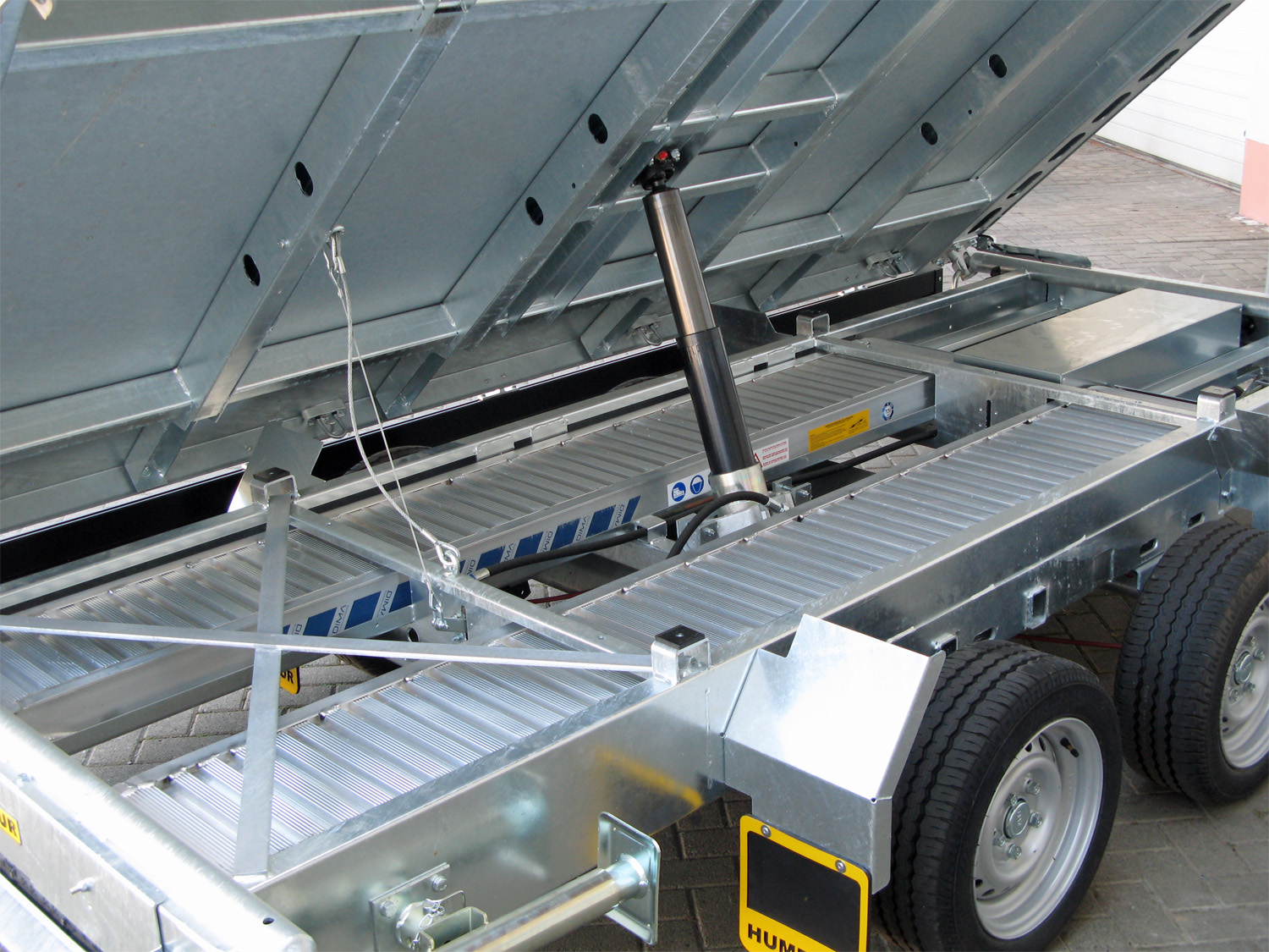 Humbaur HTK 3500.31 STAHL E-Pumpe, Rampen und Stützen – Bild 2
